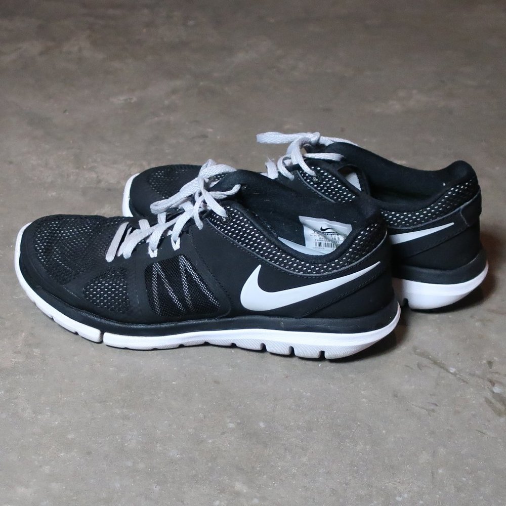 Nike. Men's 7.5. Running Shoe. Black w/ White.